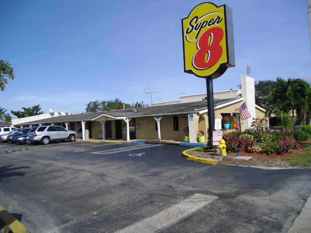 Super 8 by Wyndham Lantana West Palm Beach Main image 1